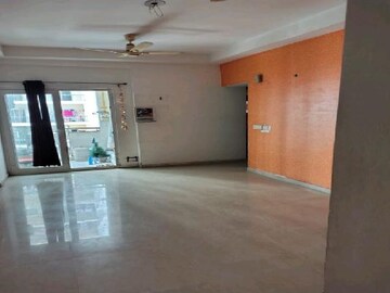 Room in 3 BHK Builder Floor at Sector 18 – for Rent