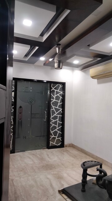 Bedroom in 3 BHK Apartment at Vile Parle West – for Rent