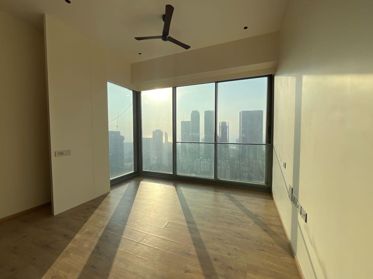 4 BHK + Servant Room Apartment For Rent in Rustomjee Crown