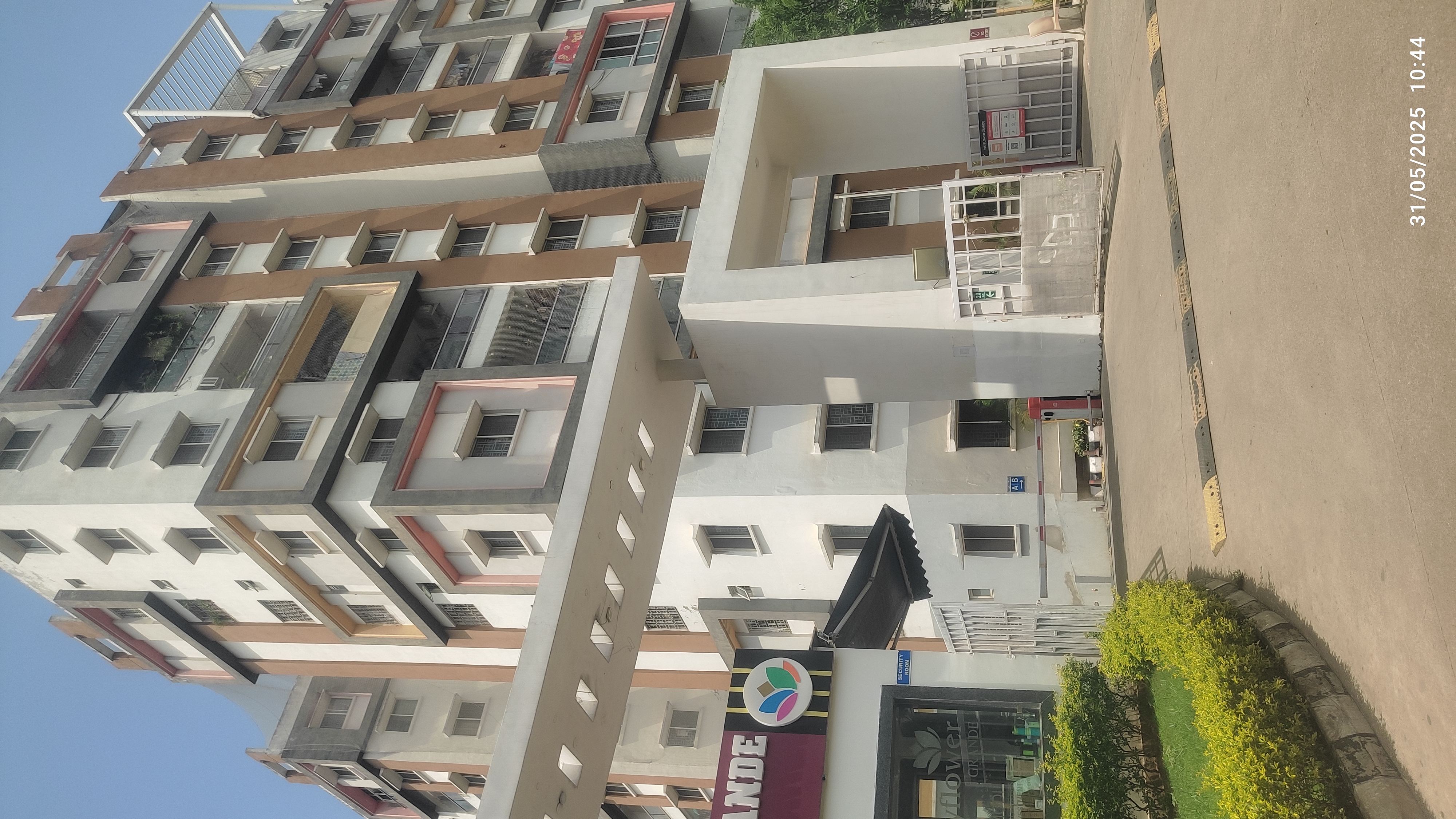 3 BHK + Pooja Room Apartment For Rent in Modi Mayflower Grande