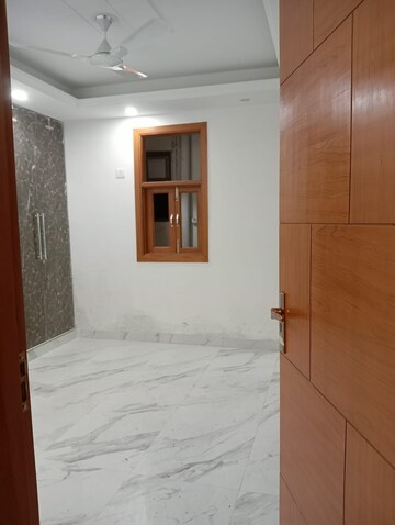 Room in 3 BHK Apartment at Panchsheel Vihar – for Rent