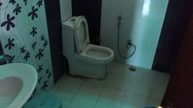 Bathroom, maldahiya Commercial Office Space 1500 Sq.Ft. In Maldahiya Varanasi 8764884