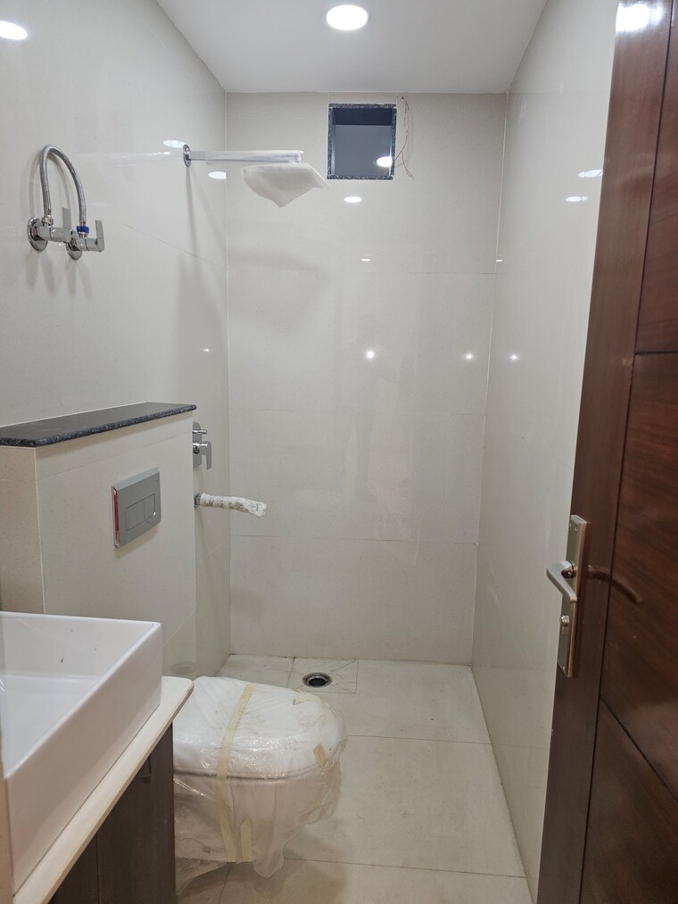 Bathroom, sector 23 dwarka 3 Bedroom 120 Sq.Yd. Builder Floor In Sector 23 Dwarka Delhi 8764982