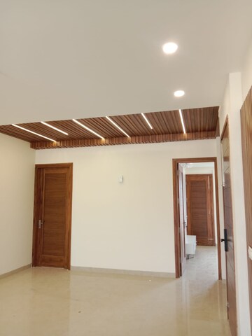 Room in 3 BHK Apartment at Sector 21 – for Sale