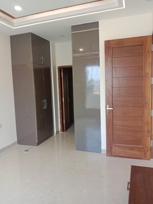 Room in 3 BHK Apartment at Sector 21 – for Sale