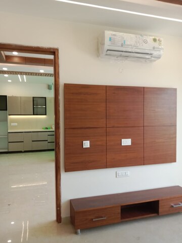 Room in 3 BHK Apartment at Sector 21 – for Sale