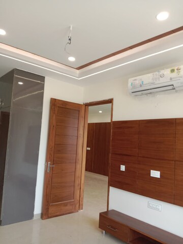 Room in 3 BHK Apartment at Sector 21 – for Sale