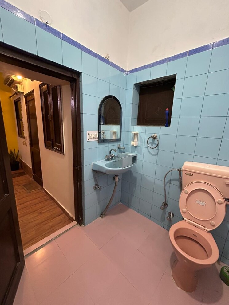 Bathroom, malviya nagar 2 Bedroom 1000 Sq.Ft. Apartment In Malviya Nagar Delhi 8764995