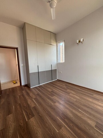 Room in 4 BHK Apartment at Ireo Victory Valley, Sector 67 – for Rent