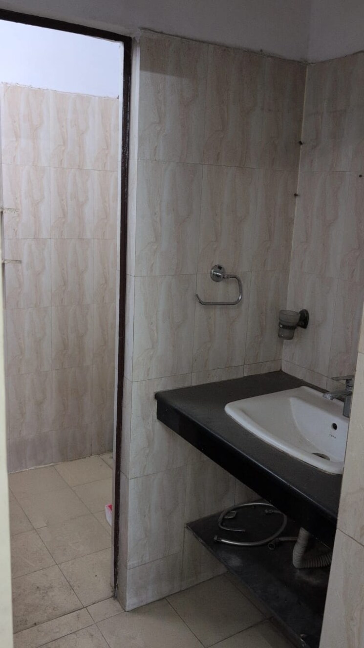Bathroom, mayur vihar 2.5 Bedroom 850 Sq.Ft. Apartment In Mayur Vihar Delhi 8765134