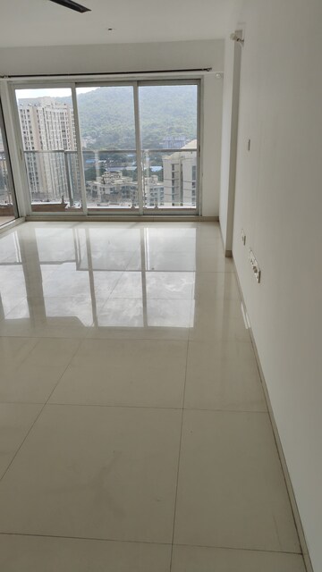 Room in 3 BHK Apartment at Soham Crystal Spires, Ghodbunder Road – for Rent