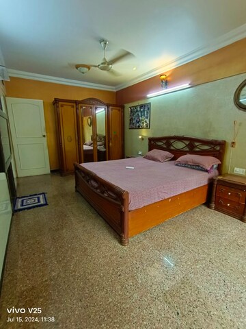 Bedroom in 3 BHK Apartment at Andheri West – for Rent