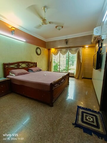 Bedroom in 3 BHK Apartment at Andheri West – for Rent