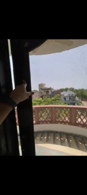 Furnished Amenities in 4 BHK Builder Floor at Rampuri – for Sale