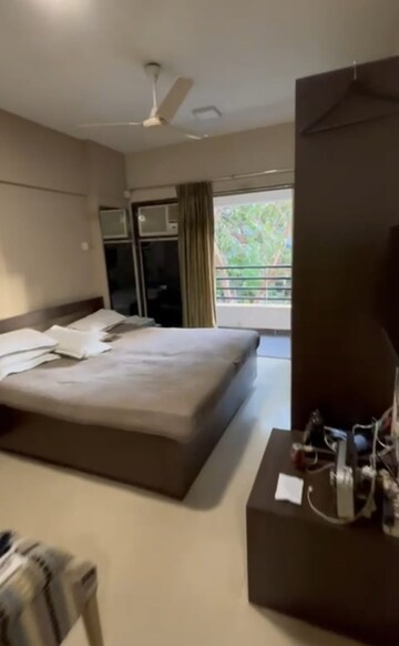 Bedroom in 3 BHK Apartment at Andheri West – for Rent