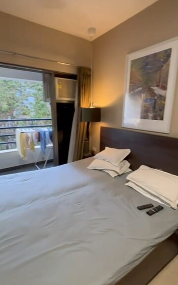 Bedroom in 3 BHK Apartment at Andheri West – for Rent