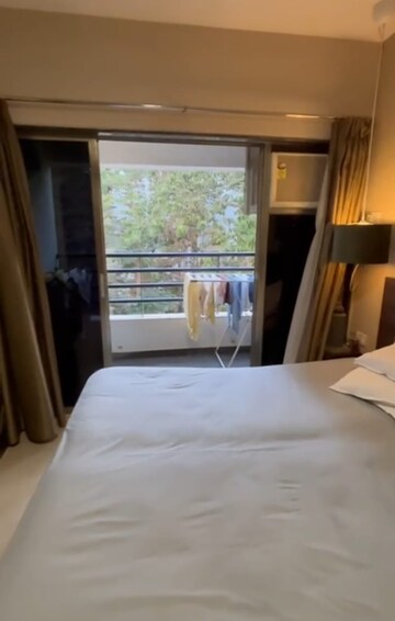Bedroom in 3 BHK Apartment at Andheri West – for Rent