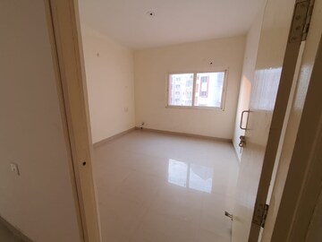 Room in 3 BHK Apartment at Sushant Golf City – for Rent