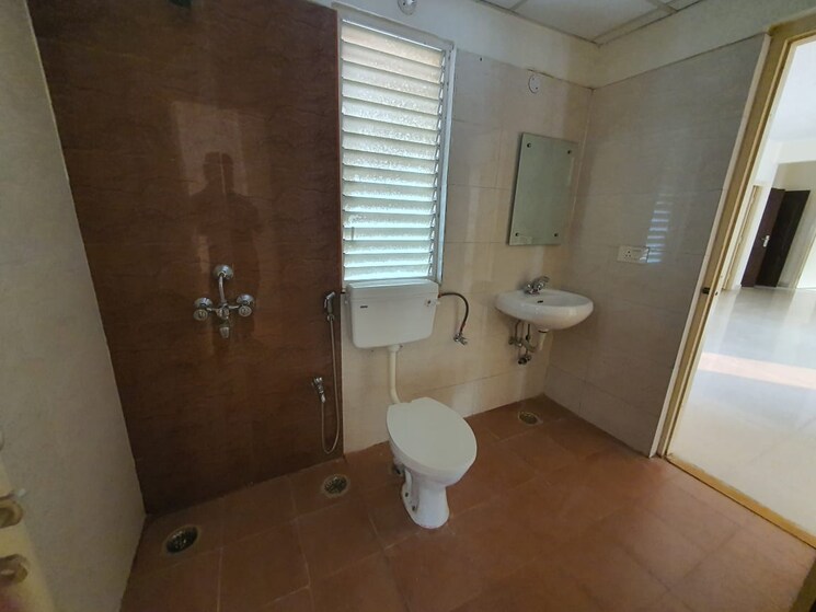 Bathroom, sushant golf city 3 Bedroom 1750 Sq.Ft. Apartment In Sushant Golf City Lucknow 8765307