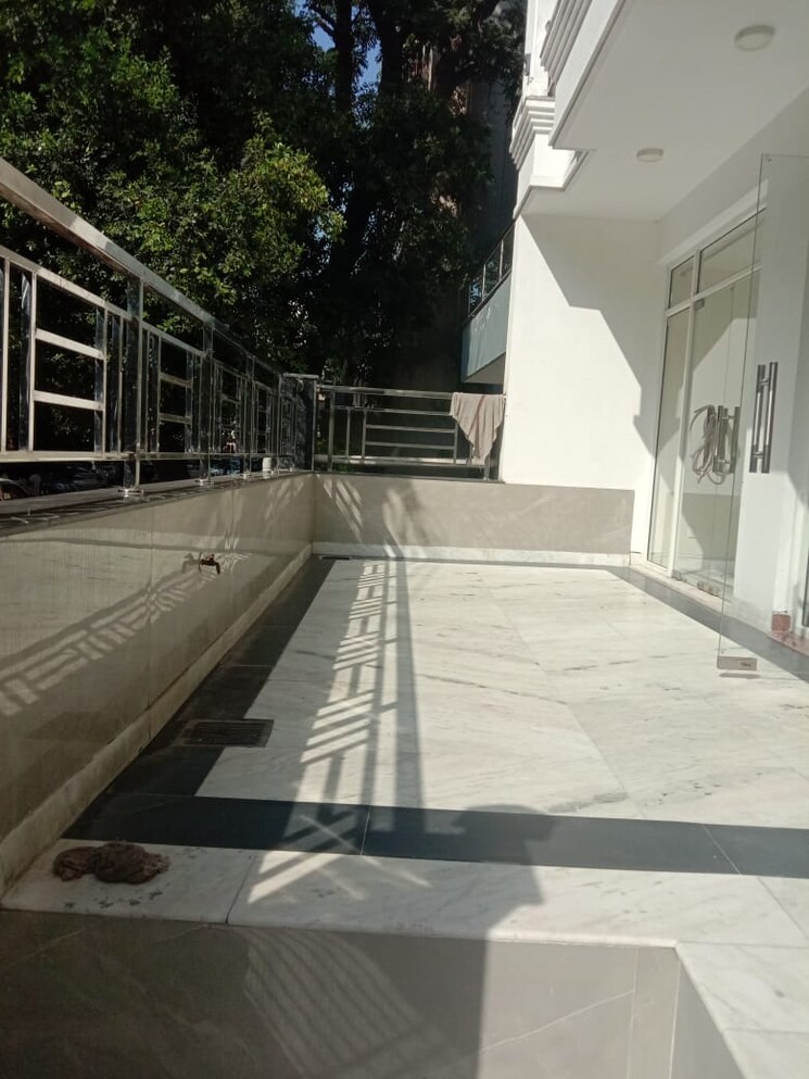 Balcony, greater kailash ii 3 Bedroom 250 Sq.Yd. Builder Floor In Greater Kailash ii Delhi 8765313