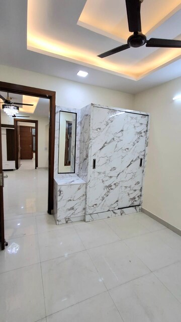 Room in 3 BHK Builder Floor at Niti Khand ii – for Rent
