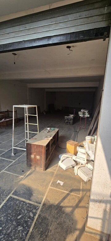 Team Area in  Showroom at Gomti Nagar – for Rent