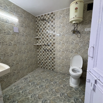 Attached Bathroom in 2 BHK Builder Floor at Saket – for Rent