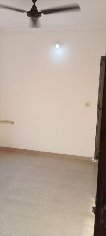 Room in 2 BHK Apartment at Sabri Building Apartment, Chembur – for Rent