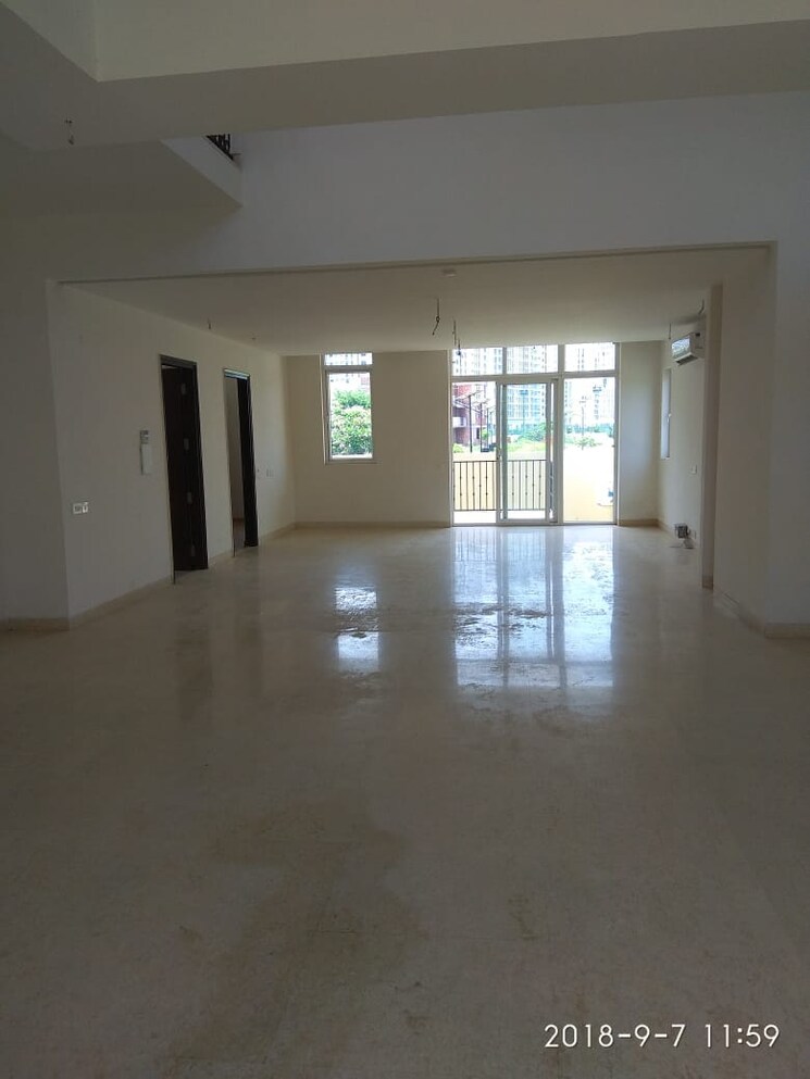 Room, unitech-uniworld-resorts-the-residences 5 Bedroom 6580 Sq.Ft. Villa In Sector 33 Gurgaon 8765522