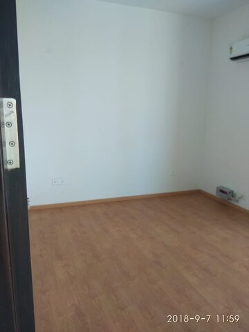 Room in 5 BHK Villa at Unitech Uniworld Resorts-The Residences, Sector 33 – for Rent