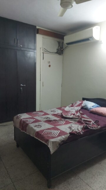 Bedroom in 2 BHK Builder Floor at Sector 42 – for Rent