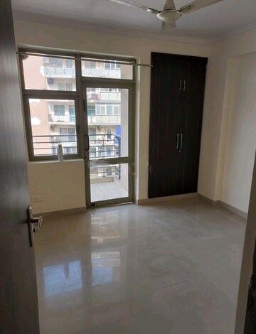 Room in 3 BHK Apartment at Amrapali Pan Oasis, Sector 70 – for Sale