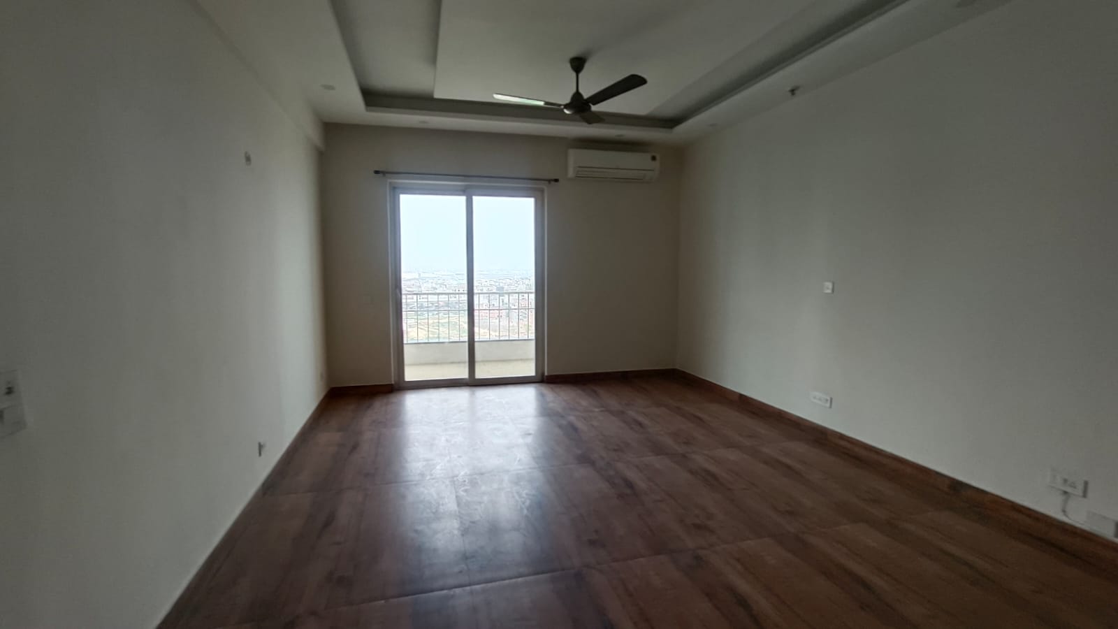 3 BHK + Servant Room Apartment For Rent in Mahagun Mezzaria