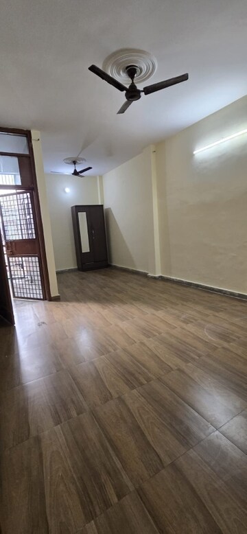 Room in 3 BHK Builder Floor at Sector 61 – for Rent