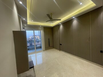 Room in 4 BHK Builder Floor at Niti Khand I – for Rent