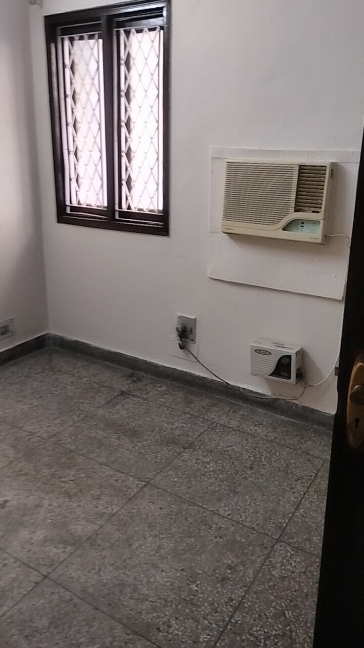 Room, sarvodaya enclave 4 Bedroom 300 Sq.Yd. Builder Floor In Sarvodaya Enclave Delhi 8766106