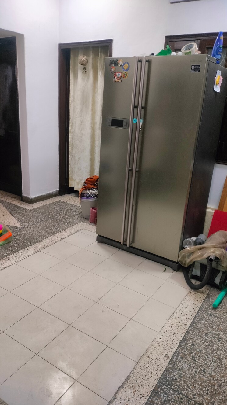  Parking, sarvodaya enclave 4 Bedroom 300 Sq.Yd. Builder Floor In Sarvodaya Enclave Delhi 8766106