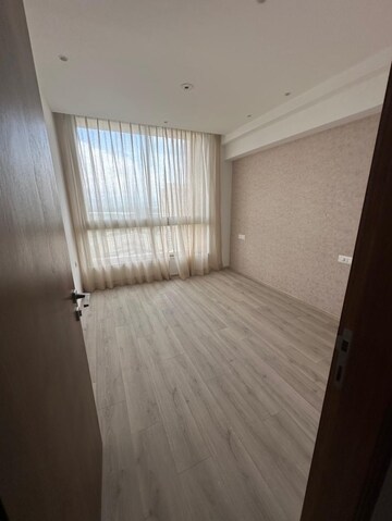 Room in 3 BHK Apartment at Lodha Amara, Kolshet Road – for Rent