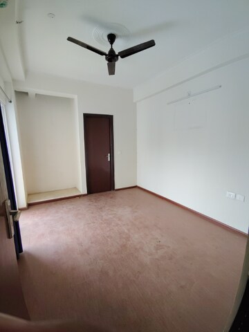 Room in 2.5 BHK Apartment at Amrapali Centurian Park, Tech Zone 4 Greater Noida – for Sale