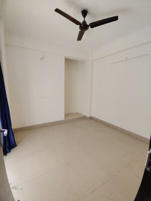 Room in 2.5 BHK Apartment at Amrapali Centurian Park, Tech Zone 4 Greater Noida – for Sale