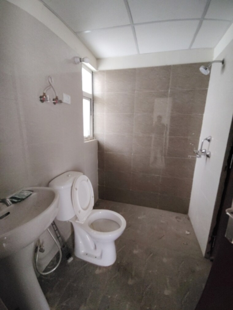 Bathroom, amrapali-centurian-park 2.5 Bedroom 990 Sq.Ft. Apartment In Tech Zone 4 Greater Noida Greater Noida 8766325