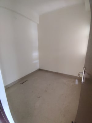 Room in 2.5 BHK Apartment at Amrapali Centurian Park, Tech Zone 4 Greater Noida – for Sale