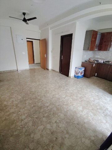 Room in 2.5 BHK Apartment at Amrapali Centurian Park, Tech Zone 4 Greater Noida – for Rent