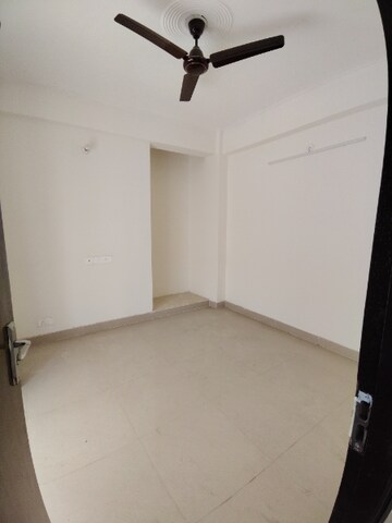 Room in 2.5 BHK Apartment at Amrapali Centurian Park, Tech Zone 4 Greater Noida – for Rent