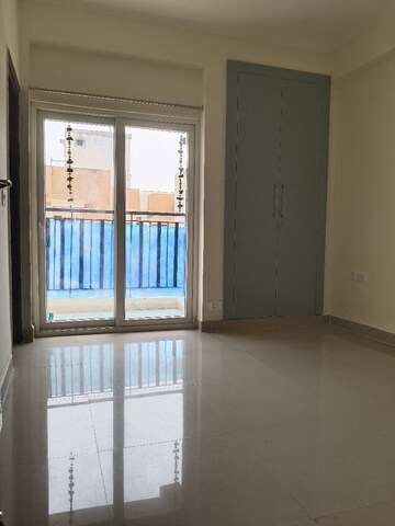 Room in 3 BHK Apartment at Amrapali Centurian Park, Tech Zone 4 Greater Noida – for Rent