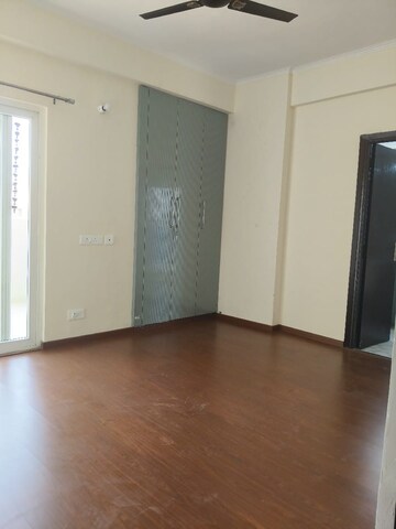 Room in 3 BHK Apartment at Amrapali Centurian Park, Tech Zone 4 Greater Noida – for Rent