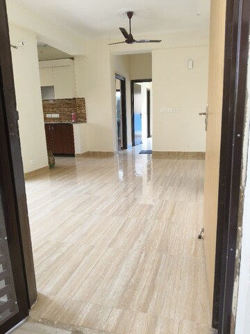 Room in 3 BHK Apartment at Amrapali Centurian Park, Tech Zone 4 Greater Noida – for Rent