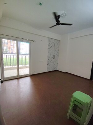 Room in 3 BHK Apartment at Amrapali Centurian Park Phase II, Tech Zone 4 Greater Noida – for Sale