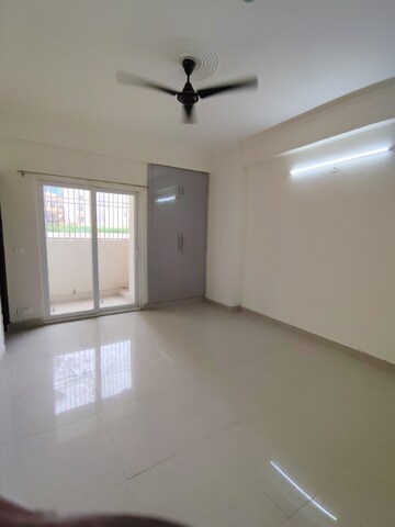 Room in 3 BHK Apartment at Amrapali Centurian Park Phase II, Tech Zone 4 Greater Noida – for Sale