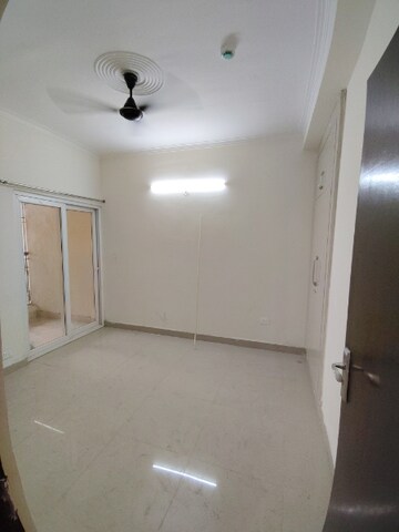 Room in 3 BHK Apartment at Amrapali Centurian Park Phase II, Tech Zone 4 Greater Noida – for Sale